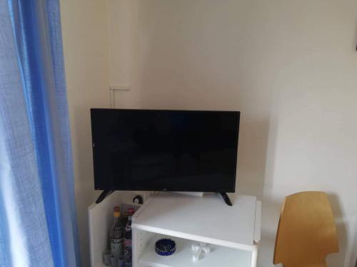  Cozy 1 bedroom apartment with a view to the pool close to the beach! in Kallithea (Chalkidiki)