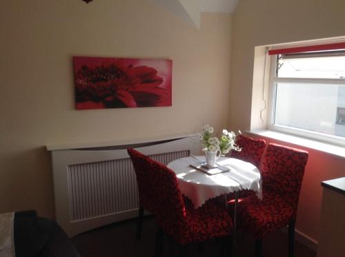 2 bedrooms, 3 beds