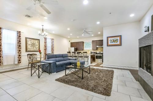 Gorgeous 3BR Condo steps from St Charles Ave - image 4