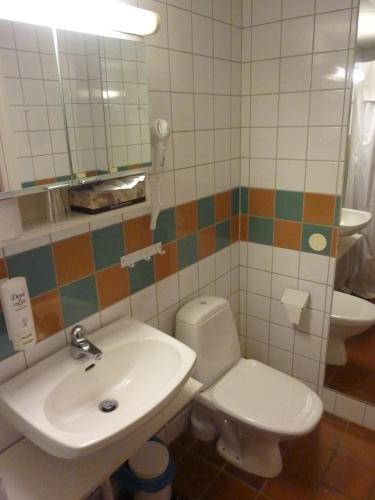 Bathroom, Nya Pallas Hotel in Falkenberg