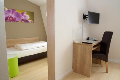 Hotel - Restaurant Baumann 999m von Freiberg am Neckar entfernt
