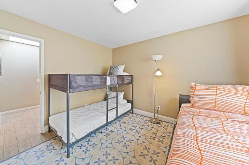 Four Bedroom amazing location with bikes, steps to the beach, shopping and dining thumb 2