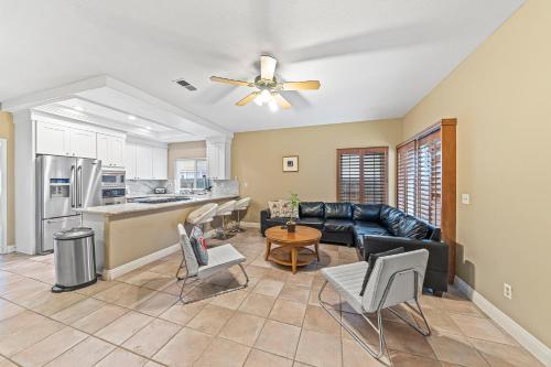 Four Bedroom amazing location with bikes, steps to the beach, shopping and dining thumb 3