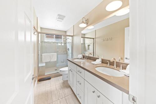 Four Bedroom amazing location with bikes, steps to the beach, shopping and dining thumb 4