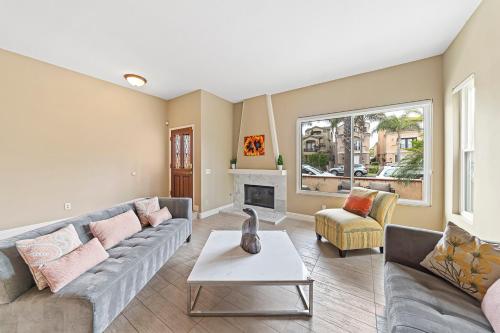 Four Bedroom amazing location with bikes, steps to the beach, shopping and dining detail