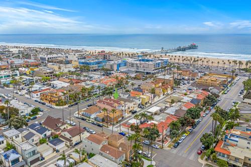 Four Bedroom amazing location with bikes, steps to the beach, shopping and dining detail