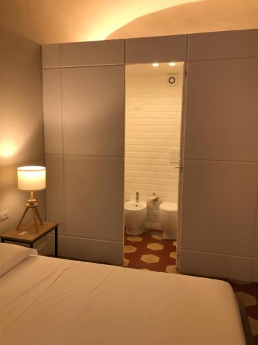 Deluxe Double Room with Balcony image 4