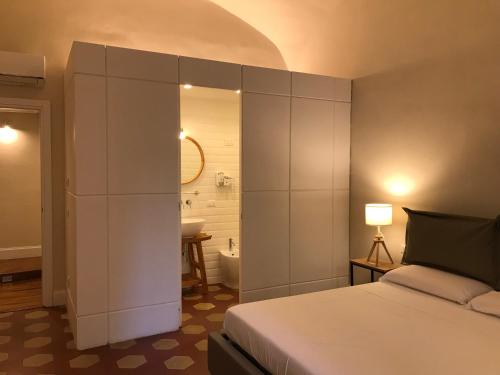 Deluxe Double Room with Balcony image 4