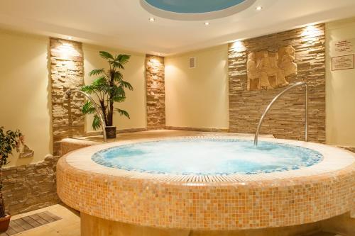 Pezsgőfürdő, Hotel Galaktika in Vynnyky