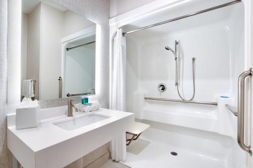 King Room with Hearing Accessible Roll-In Shower - Non-Smoking