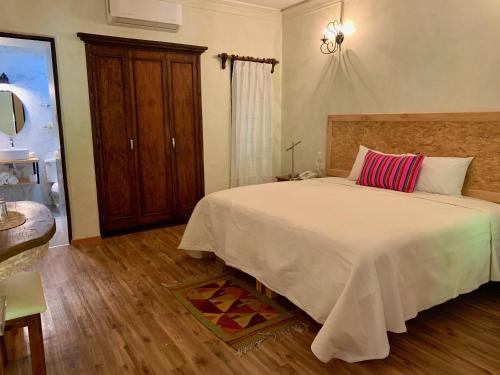 Hotel Trebol Set in a prime location of Oaxaca, Hotel Trébol puts everything the city has to offer just outside your doorstep. The property features a wide range of facilities to make your stay a pleasant experie