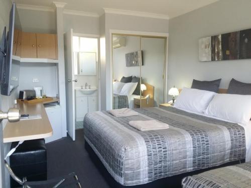 White Manor Motel in คูม่า