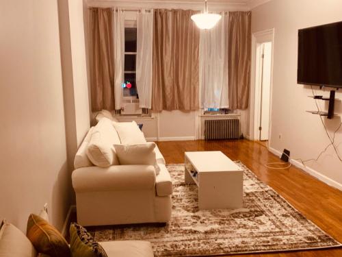 2 BR CLASSY BROOKLYN APT-10 mins from BARCLAYS CENTER!
