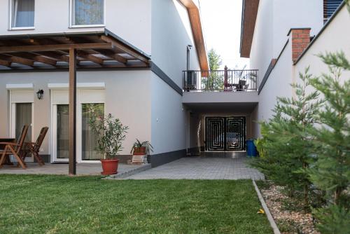tuin, Szíriusz Apartmanház (Sziriusz Apartmanhaz) in Ovaros
