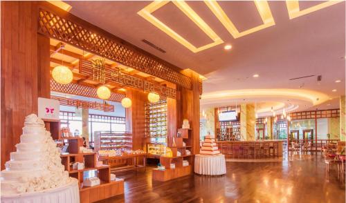 Food and beverages, Sokha Phnom Penh Hotel in Sangkat Chrouy Changva