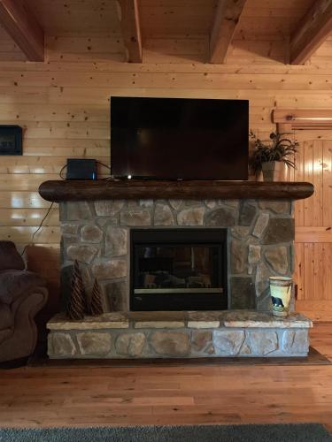 Black Bear Lodge - Free Daily Activities - Double Kitchen - Game Room and Hot Tub