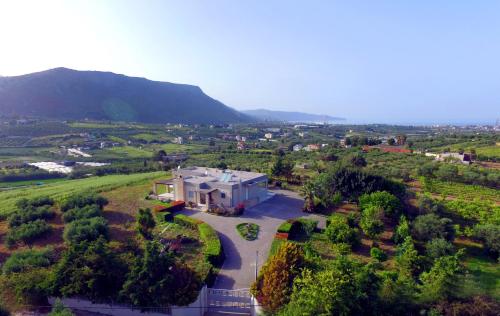 Relaxing Villa with garden and mountain view in Heraklion