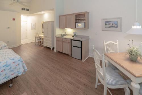 Dunedin RV Resort & Blue Moon Inn - image 7