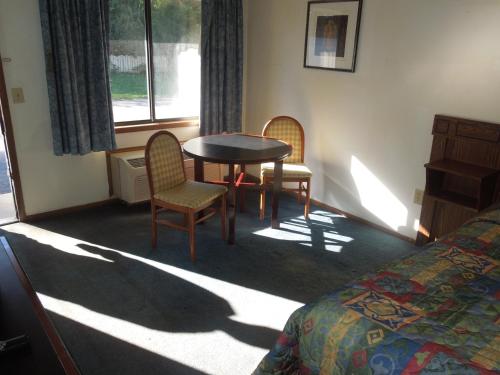 Xenia Country Inn - image 5