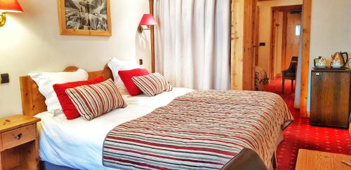 4 twin beds, 1 sofa bed
