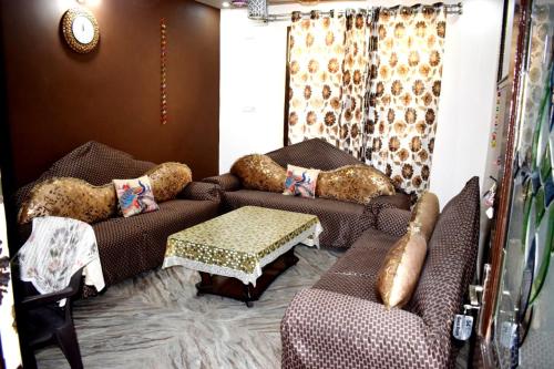 $ 4 Home Stay