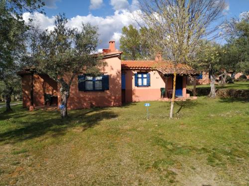 ALDEA VETONIA Complejo vacacional de Casitas Estudios y Chalets de 1 y 2 habitaciones con porche privado en Hervás -Mayo y Junio Salida hasta las 21h gratis sujeto a disponibilidad-Julio y agosto 4 actividades al día y Restaurante Terraza - image 7