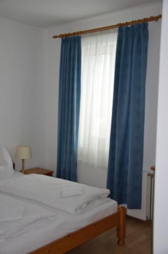 1 queen bed, 1 twin bed