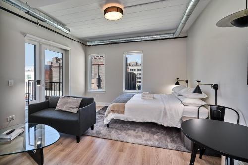 FRONTDESK Chic Open Wrigleyville Studio Apt