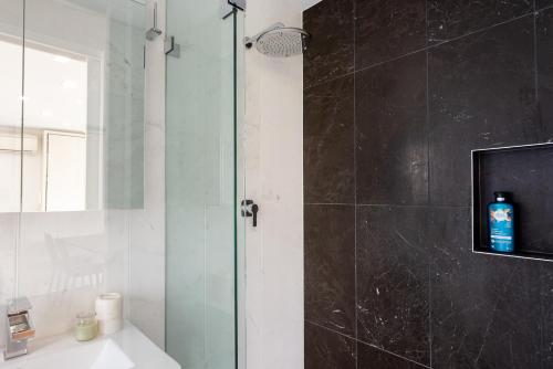 Spacious 2 Bed House, 2 AC and Free Street Parking