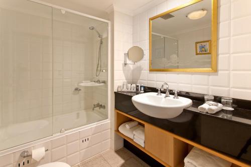 Radisson Hotel & Suites Sydney - image 14
