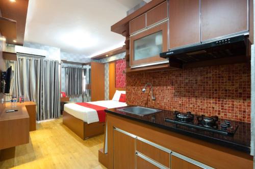 Kitchen, RedDoorz Apartment @ Bogor Valley in Tanah Sereal
