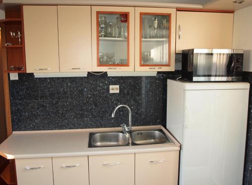 Ana Guest House - image 13