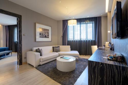 Hotel Maydrit Airport - image 7