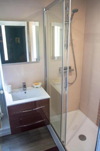 Μπάνιο, La Petite Maison pres de l'Eglise in Κομπούργκ