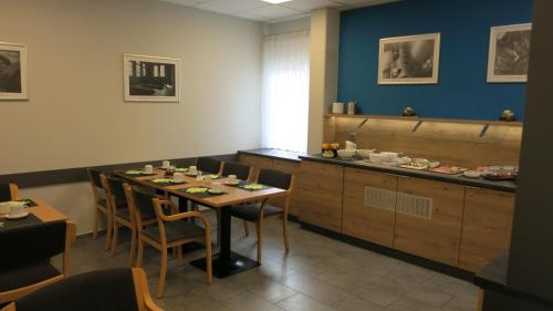 Boardingroom - image 10