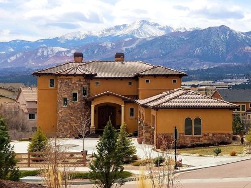 Chateau du Pikes Peak, a Tuscany Retreat - Accommodation - Colorado Springs