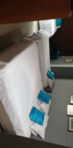 1 queen bed, 2 twin beds