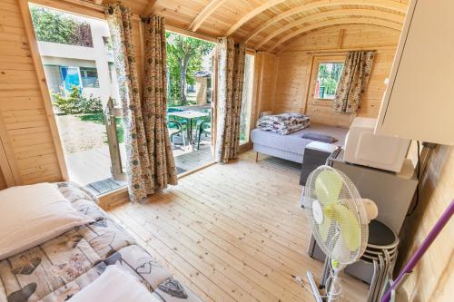 Camping de Tournus - Drole de cabane - image 9