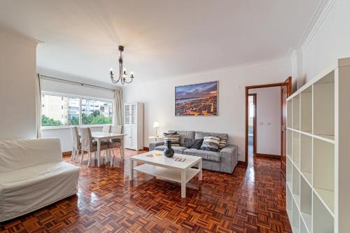  Spacious 3BDR flat in Amadora w/ covered outdoor area in 2720-354 Lissabon