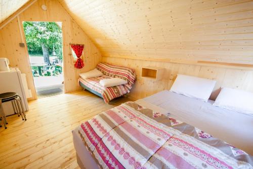 Camping de Tournus - Drole de cabane - image 8