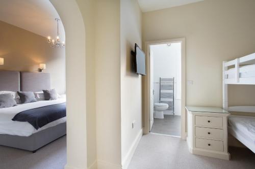 1 king bed, 2 twin beds