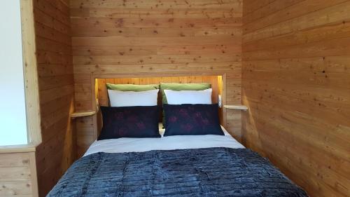 2 twin beds, 1 bunk bed