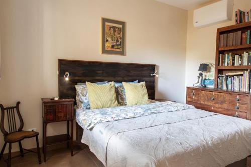 1 queen bed, 2 sofa beds