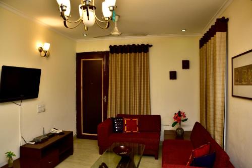 2BHK Comfortable Furnished Serviced Apartments in Hauz Khas - Woodpecker Apartments