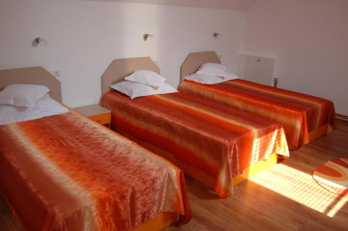 2 bedrooms, 6 beds