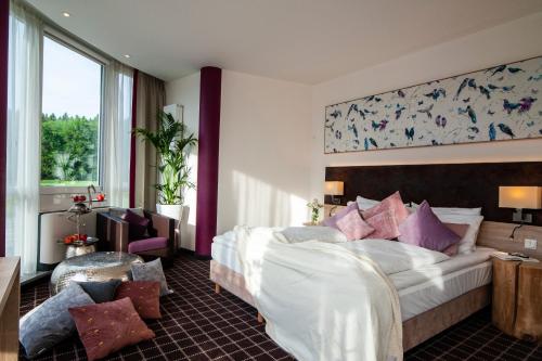 1 king bed, 1 twin bed