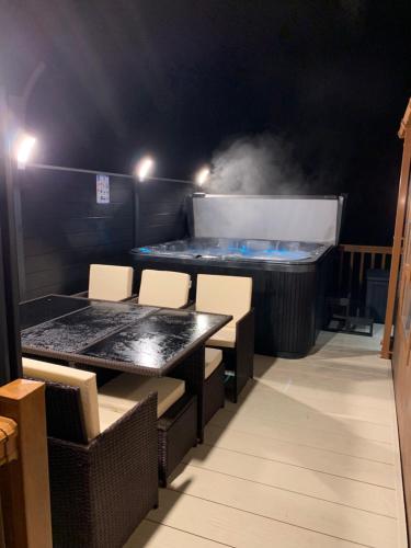 Moonlight Ridge -2 bedroom lodge with hot tub