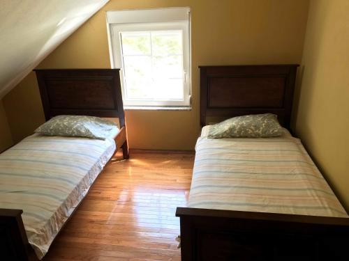 2 twin beds