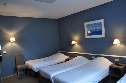 Standard Quadruple Room image 3