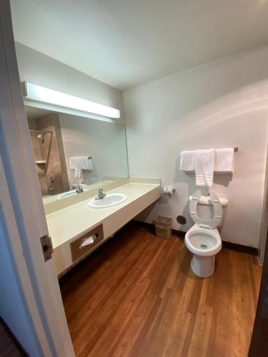 Guest House Inn Medical District near Texas Tech Univ - 화장실
